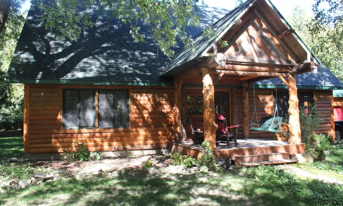 Williams Bay Cabin | Cozy, Family Friendly Log Cabin Close To Everything!