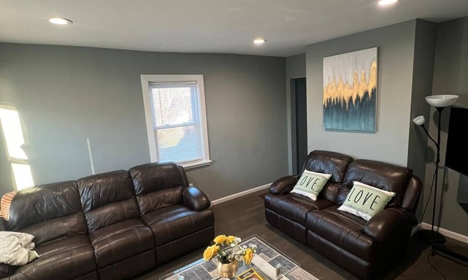 Newton Apartment | Cozy Gorgeous with a back yard and parking pet friendly on the heart of Waltham