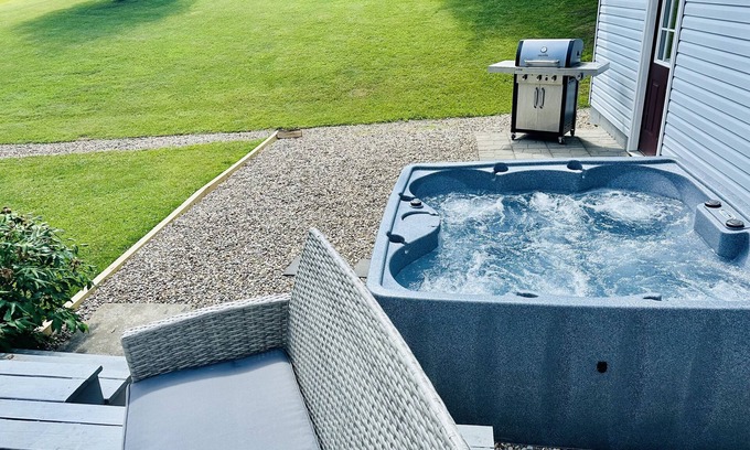 Logan House | Cozy home in the heart of Hocking Hills * with Hot Tub *