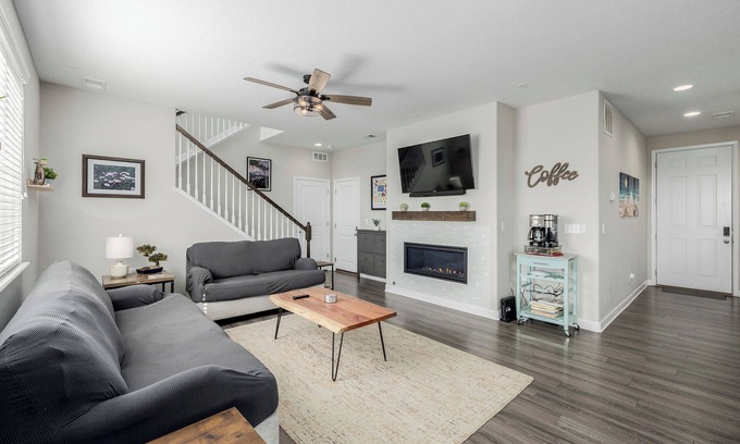 Henderson House | Cozy Home with Fireplace, Hot Tub, and Game Room 15-20 mins to Downtown
