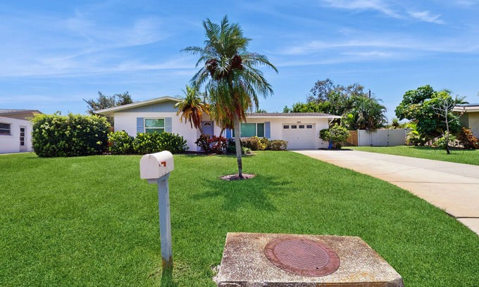 Bradenton House | Cozy home with private pool, lanai, washer & dryer - minutes to beaches