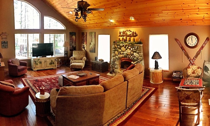 Truckee House | Cozy, large home on golf course with 2 Master Bedroom Suites
