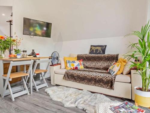 Moffat Ski Chalet | Cozy Lodge North Wales Hot Tub WiFi Snowdonia Llyn
