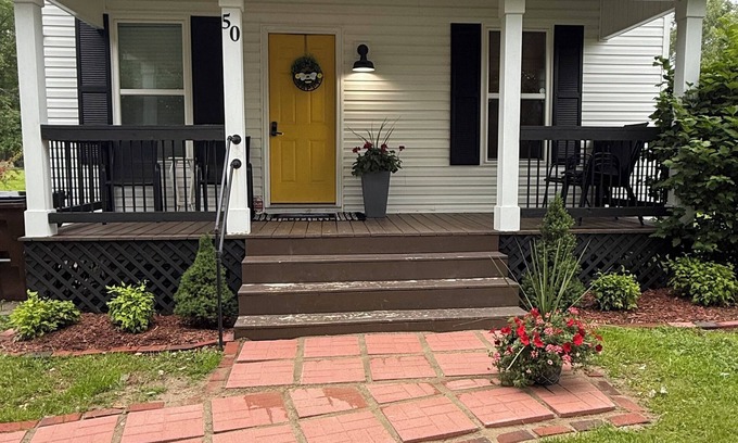 Stanton House | Cozy Modern 3-bd, Pet Friendly, 12 miles from RRG!