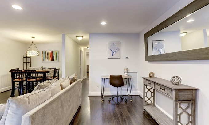 Southeast Apartment | Cozy Modern Capitol Hill apartment, 2 blocks to Metro, Walk to Attractions