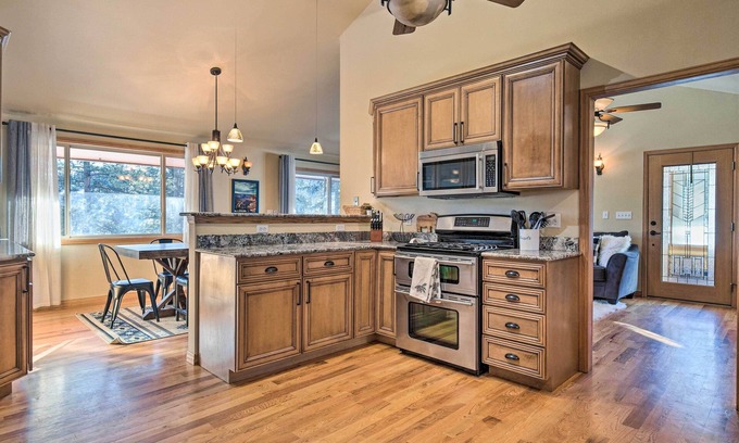 Bailey Cabin | Cozy Mountain Escape: Pet-Friendly Bailey Cabin
