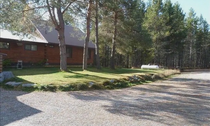 Coram House | “Cozy Mountain Home just 5 minutes from Glacier Park”