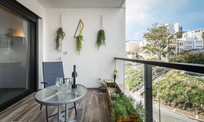 Haifa Apartment | Cozy Nest Apartment with balcony