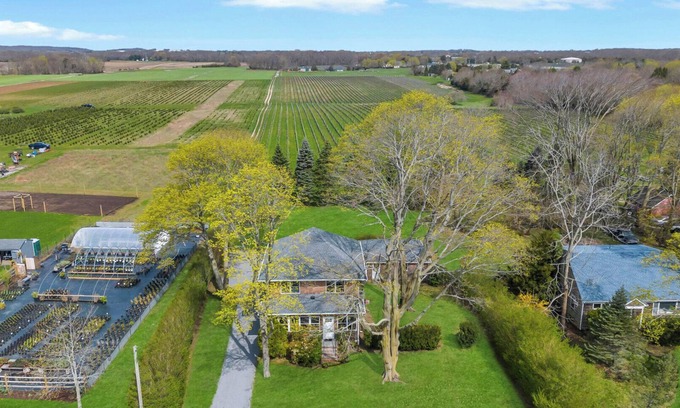 Aquebogue House | Cozy North Fork Home Among the Best Wineries in the Northeast, Minutes to.