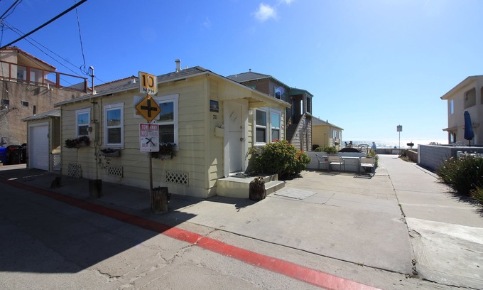 Mission Beach Cottage | Cozy Ocean View Beach Cottage, Steps to Ocean, Lots of Character -1br- Sleeps 5