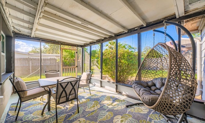 Sandalwood House | Cozy Pet-Friendly Retreat, Minutes to Jaguars Stadium.