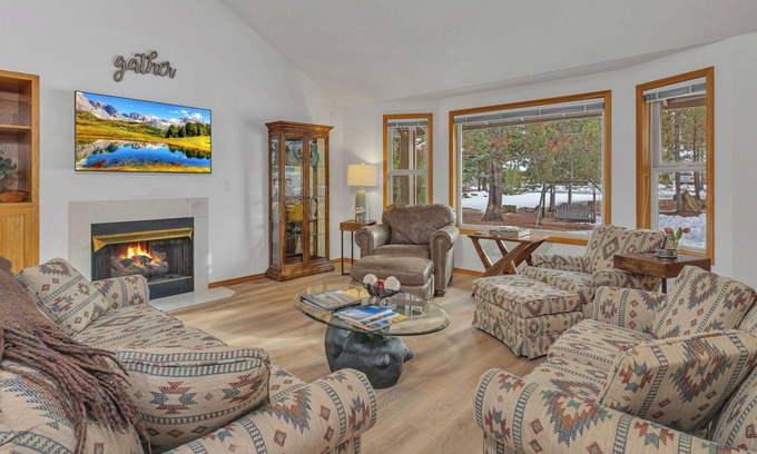 Sunriver House | Cozy, pets 3bed 3 bath AC HT outside seating, great deck space, new floors!