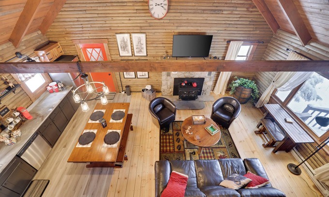 Tobyhanna Cabin | Cozy Pocono Mountain Rustic Log Cabin with Woods View, Loft King Bed