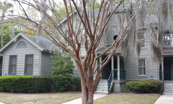 Shipyard Plantation Cottage | Cozy Quiet Cottage in gated bike friendly golf resort minutes from the Beach.