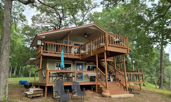 Rusk Cabin | Cozy rustic cabin on two fishing ponds in tranquil Rusk, TX