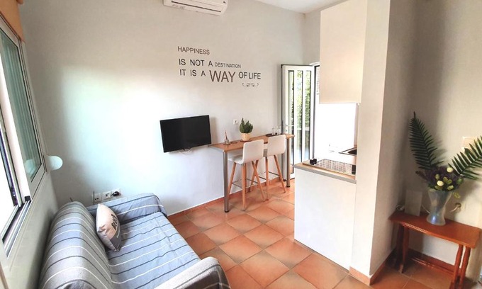 Vouliagmeni Apartment | Cozy seaside studio in Lemos Vouliagmenis