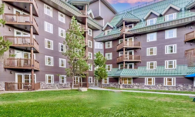 Tahoe Meadows Resort | Cozy ski retreat on South Lake Tahoe w/Jacuzzi & Pool