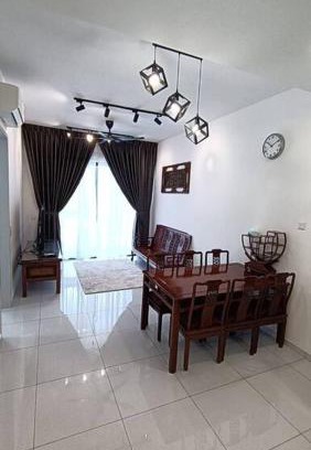 Bukit Indah Apartment | Cozy Sky Trees 4 Guests, Balcony, Netflix and Big TV A08