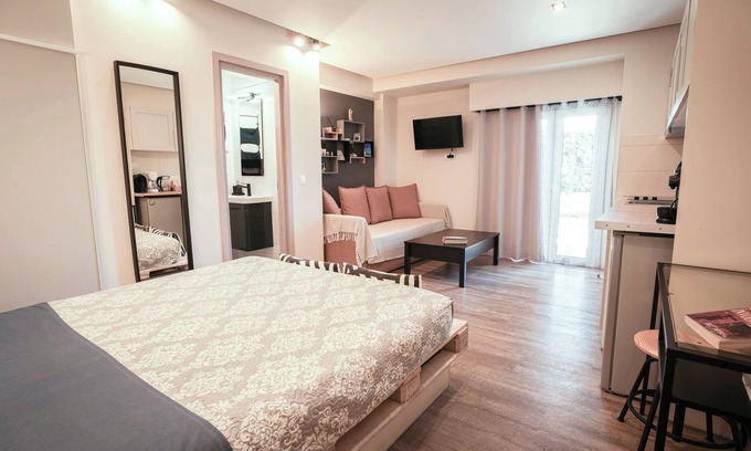 Rafina-Pikermi Apartment | Cozy studio 50m from the beach of Rafina & 700m from the port
