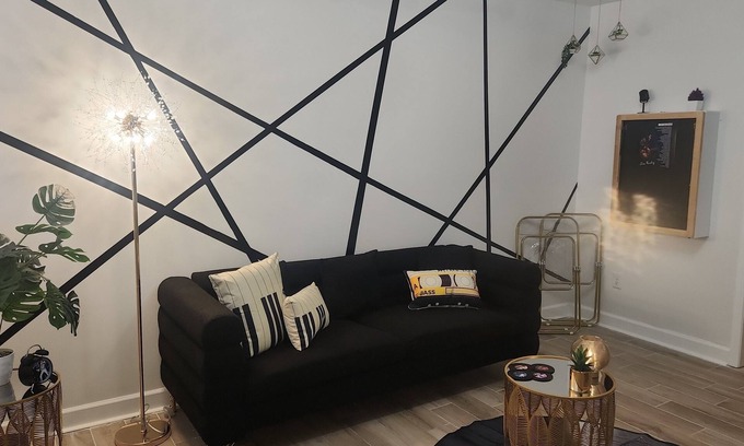 University District Apartment | Cozy studio apartment in charming Memphis with AC, WiFi Elvis Design