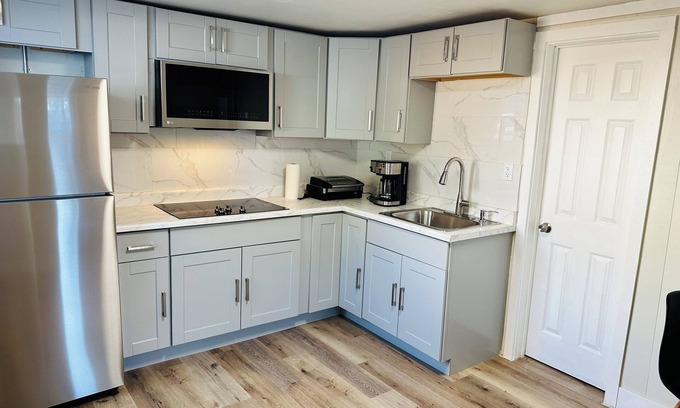 Golden Gate Apartment | Cozy Studio bordering South Berkeley and Emeryville- huge backyard!