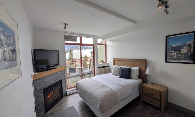 Village North Apartment | Cozy studio on Main Street with hot tub, sauna and gym