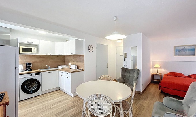 Lamalou-les-Bains Apartment | Cozy Studio with Terrace, Near Thermes & Downtown, Pet Friendly + WiFi, Lamalou-les-Bains