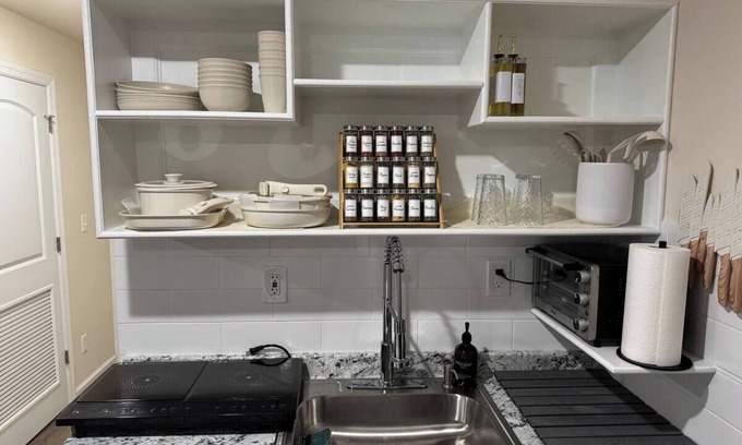 Ampere Apartment | Cozy Studio w/Queen + Laundry