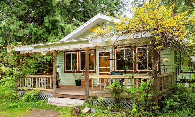 Randle Cabin | Cozy, Tranquil Retreat near Mount Rainier waits for you