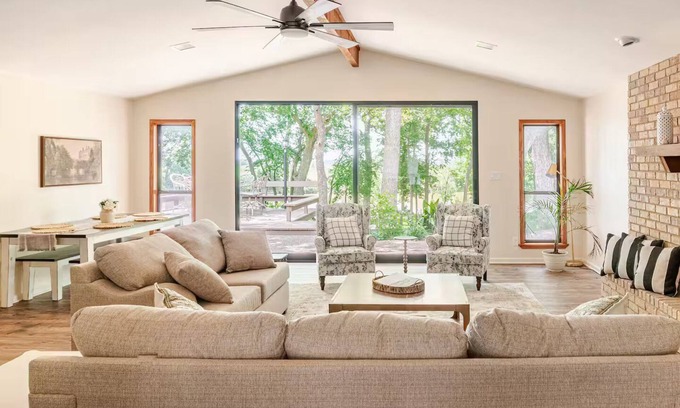 Waco House | Cozy Up at the Bear’s Nest – Your Peaceful Retreat on the Brazos