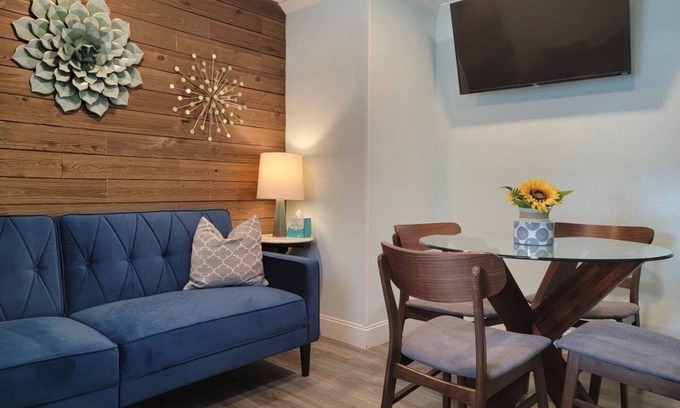 Winter Haven Apartment | Cozy Vintage Apt D near Lakeland/Hospitals/Lakes
