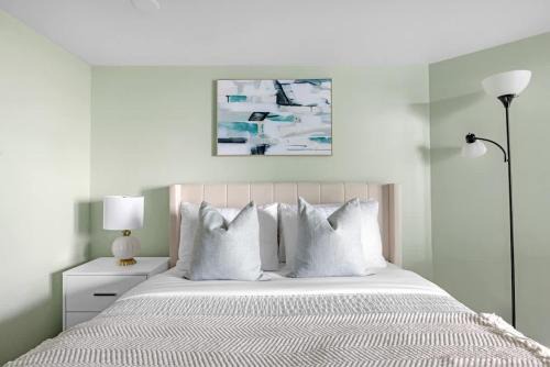Fort York Apartment | Cozy Waterfront Studio plus Parking by the Bentway