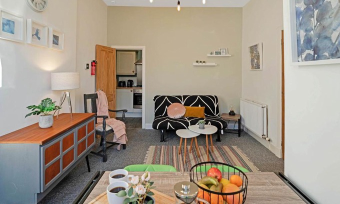 Bonnington Apartment | Cozy with Character Logie Green Central Main Door Flat