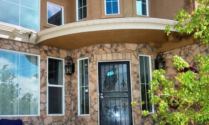Aurora House | Cozying &Stylish Charming home 3,900sq AC, WiFi upscale Aurora 15 minutes of DIA