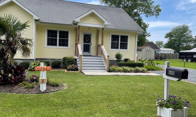 Chincoteague House | CoZyQ is a 2-bedroom, 2 full baths cottage in charming Chincoteague Island, VA