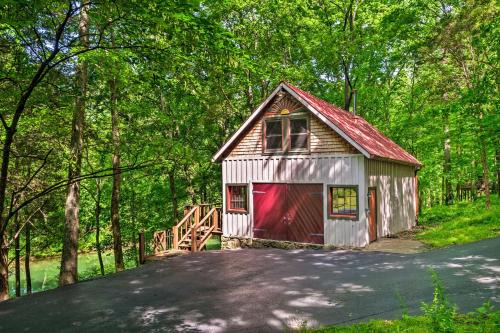 Halfway House | Creekside Cabin about 10 Mi from Bowling Green!