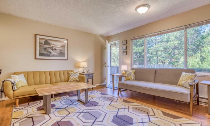 Neskowin House | Creekside Condo 136 - Meredith Lodging