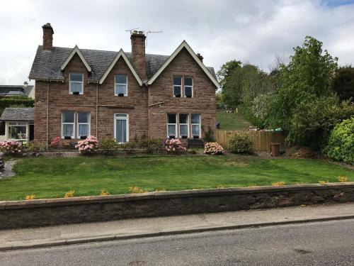 Dingwall House | Cromarty View Guest House Accommodations & B&B