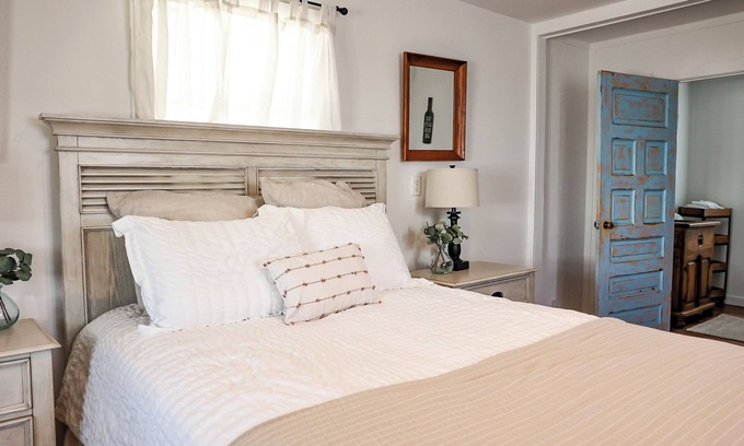 Fredericksburg Cottage | Cross Mountain Cottage 10 | Near 290 Wine & Porch VIews