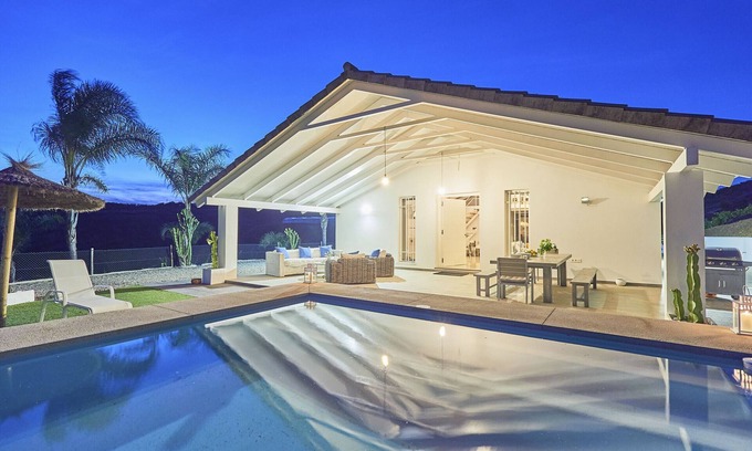 Alhaurin el Grande Villa | Cubo's Villa Loft Monte Perdido/air conditioning/free wifi/private pool