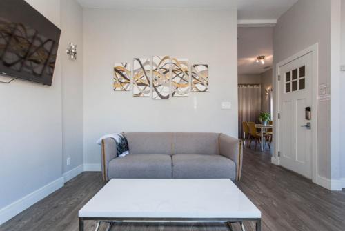 Lakeview Apartment | Cubs! Prime Location! - 1 Min Walk to Wrigley Field - 2BR Apts Perfect for Cubs Fans!