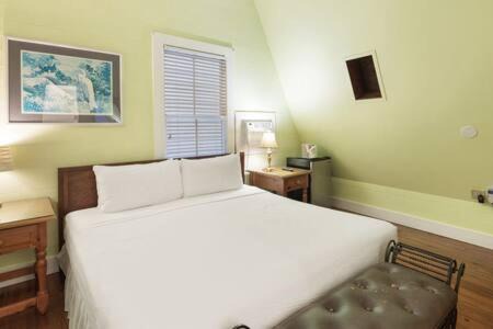 Key West Historic District Hotel | Curry House - Pool, King Bed & Balcony! Room 7