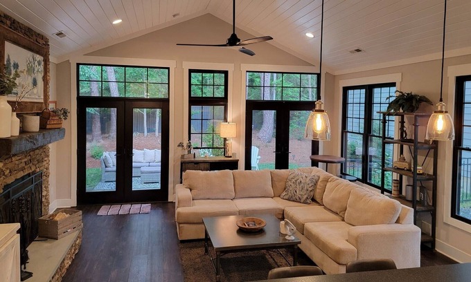Durham House | Custom Built Oasis 5 minute to DT Durham! Hot tub! Hike to Eno River Trails!