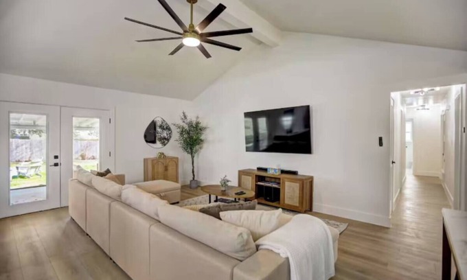 North Austin Civic Association House | Custom Designer Home. Sleeps 9. Close to domain Q2