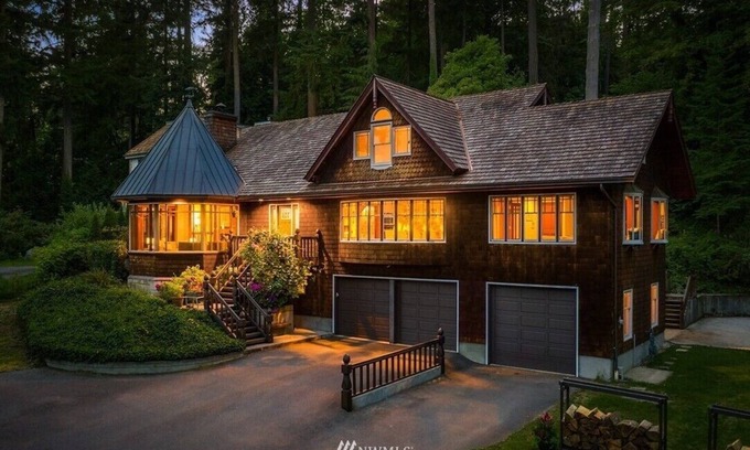 Inglewood-Finn Hill Cabin | Custom Lakeview Lodge - walking distance to Juanita Beach