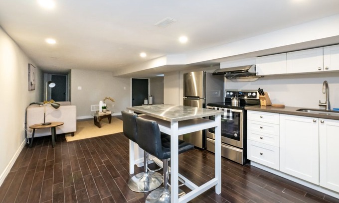 Dufferin Grove House | Cute 1 bedroom in Convenient Downtown Toronto Location