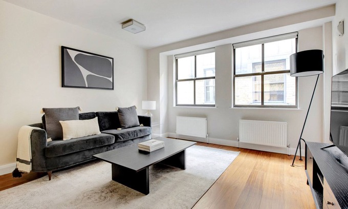 Bridge Apartment | Cute 1BR Apt in the City close to Monument & London Bridge by Blueground