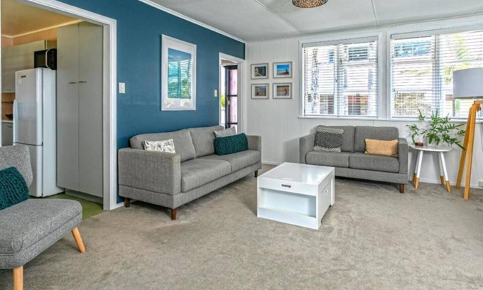 Whangamata Cottage | Cute Bach one block back from beach