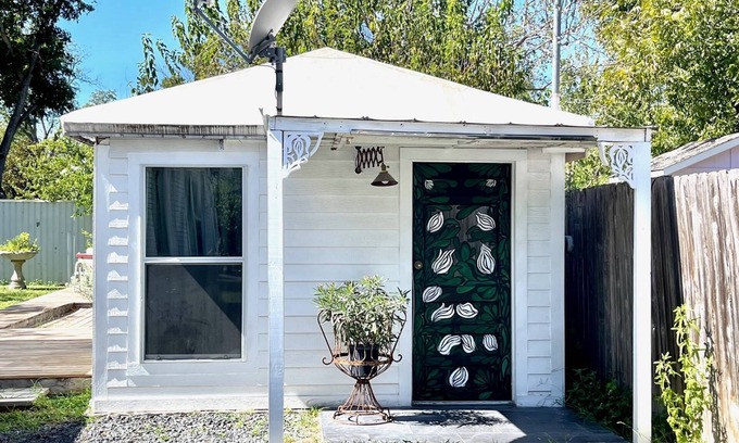 Georgetown House | Cute Studio Cottage with large deck. Walk to Historic Downtown Georgetown. Quiet Neighborhood.