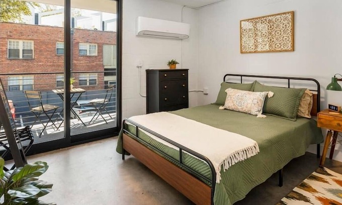 Virginia Highland Apartment | Cute Studio with Queen Bed, City Walkable!